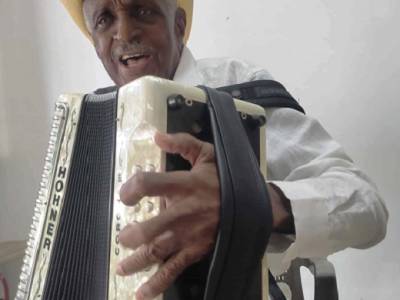El Rey Vallenato Náfer Durán, sin acordeón no sabe estar
