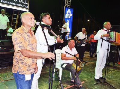 Homenajeado Tocando